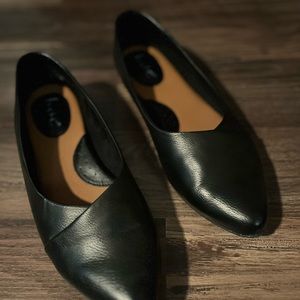 Women’s black BOC flats Size 9. VERY good condition. No signs of wear.